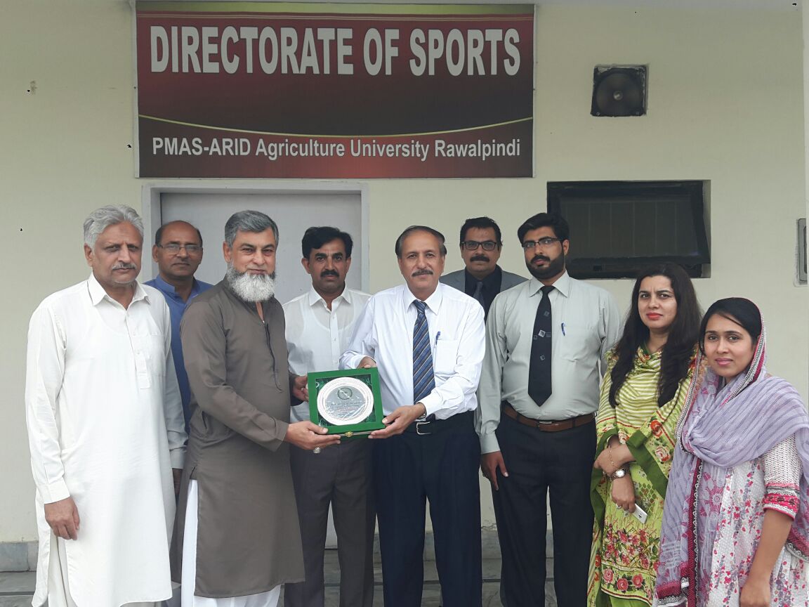 Vice Chancellor Arid University Prof. Dr Sarwat Naz Mirzi presenting a sheild on retirement of Director sports AGHA Saleem Khliji almaroof peer agha ji sarkar