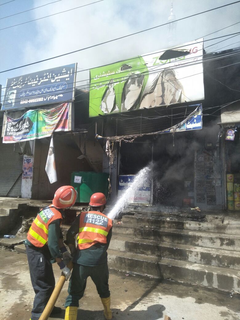 The fire took place Jhanda bazar plaza, Rescue teams engaged in fire extinguishing, rescue sources