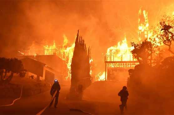 India: The warehouse of plastic in Delhi, Lakhanu's fireworks, 5 people were burnt