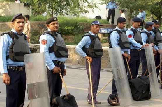 ISLAMABAD: Police operation against teenagers, teenage boys came under the vehicle