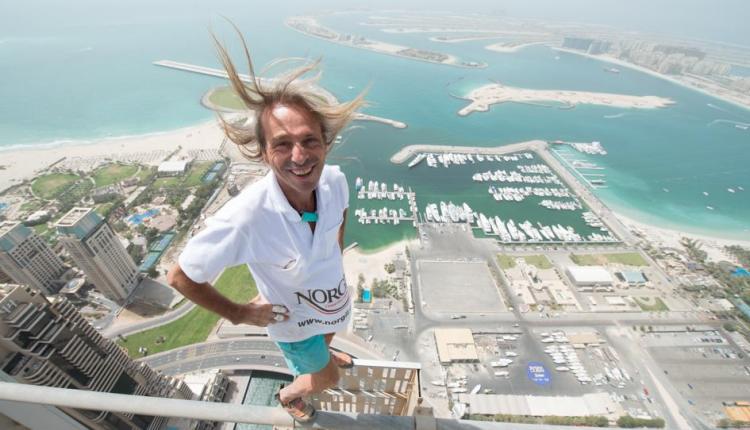 Frank Spyderman's unique act, 48-minute high-level building headed in an hour.