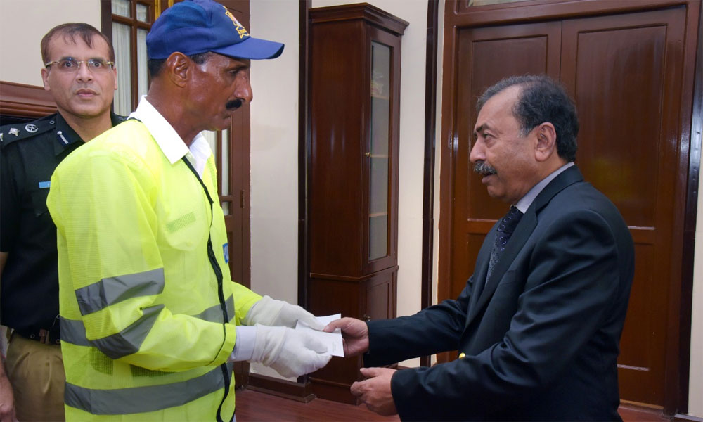 Cash prize for the caretaker Chief Minister's traffic constable