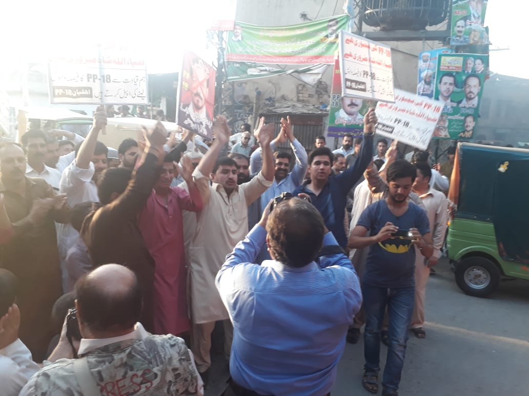 The workers of the PML-N came out on the roadss in Rawalpindi against distribution of tickets