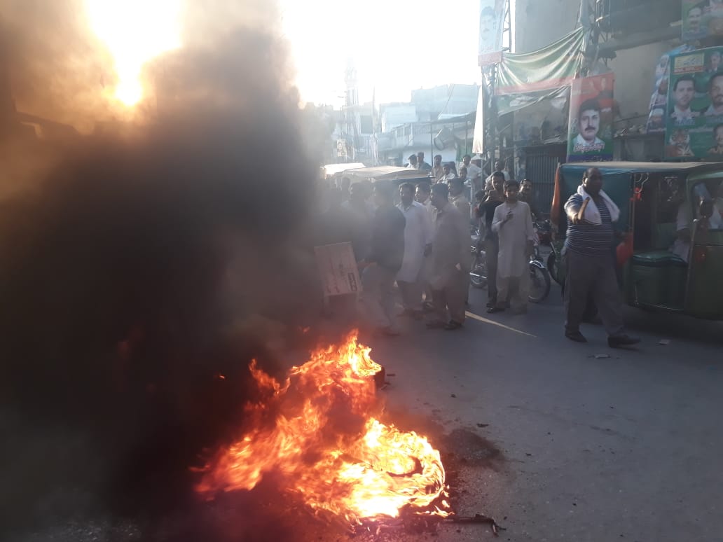 The workers of the PML-N came out on the roadss in Rawalpindi against distribution of tickets