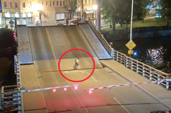 Wisconsin: Woman goes down from the close bridge
