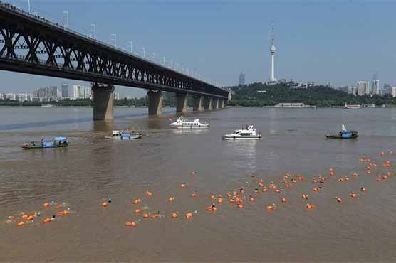 Thousands of people attend China's swimming competition