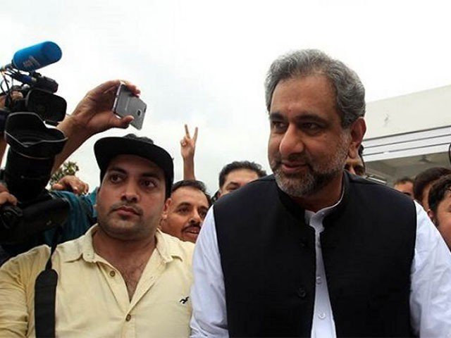 Stones fallan on the caravan of Shahid Khaqan Abbasi in Muree
