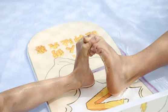 Unique competition of "Toe wrestling" in China