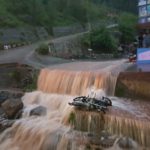 Eight tourists suddenly drowned in the rainy drain