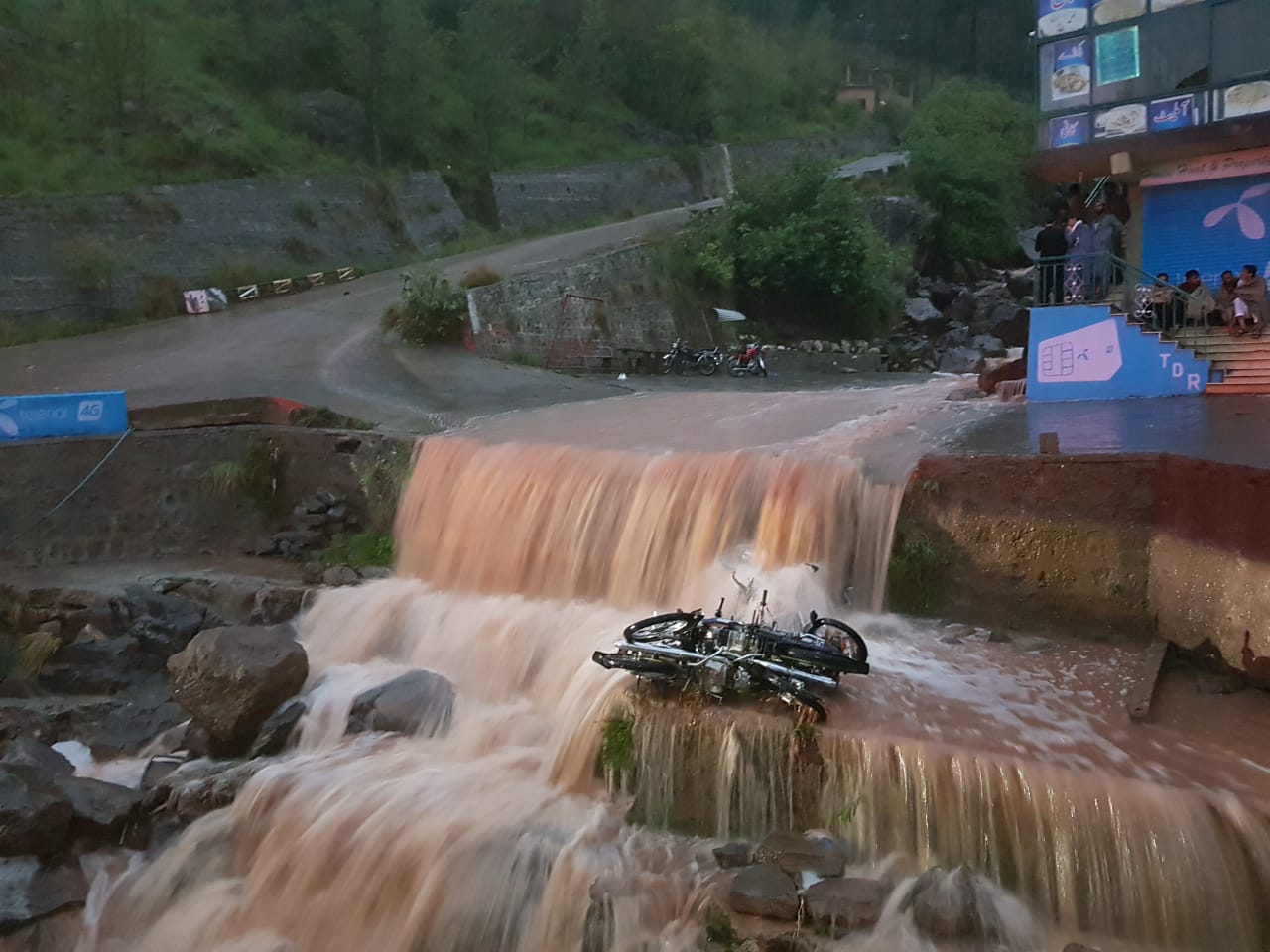 Eight tourists suddenly drowned in the rainy drain