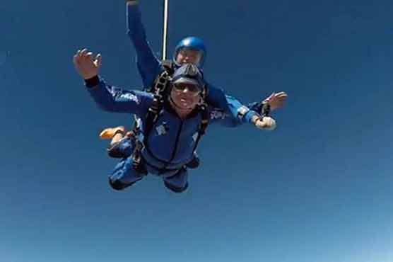 British elderly ski diving to commemorate the 100th anniversary