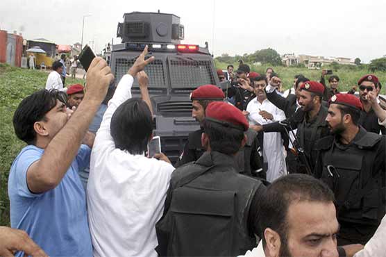 Nawaz Sharif: Workers keep flowers on the wrong car