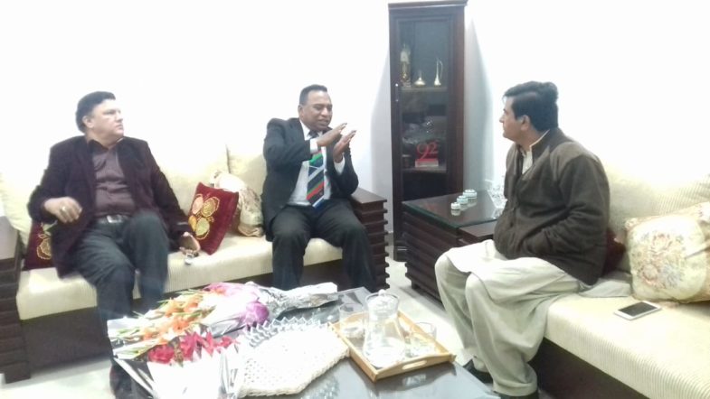 senior, journalists, shakeel qureshi, asghar ali mubarak, azmat ali, meet, newly, elected, general, secretary, anwar raza, and, presented, flowers