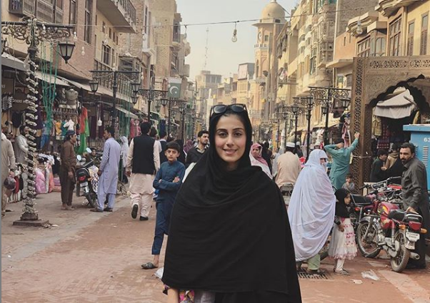 mehar sher, famous, anchor person, of, live, with, dr shahid masood, married, to, his, friend, 