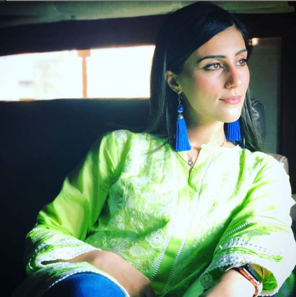 mehar sher, famous, anchor person, of, live, with, dr shahid masood, married, to, his, friend, 