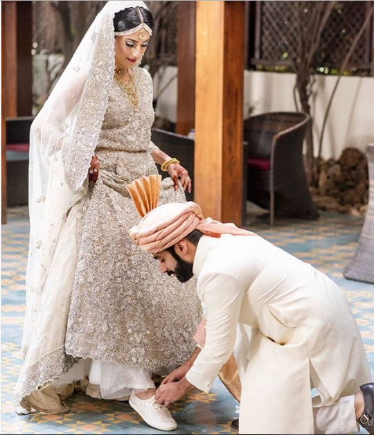 mehar sher, famous, anchor person, of, live, with, dr shahid masood, married, to, his, friend, 