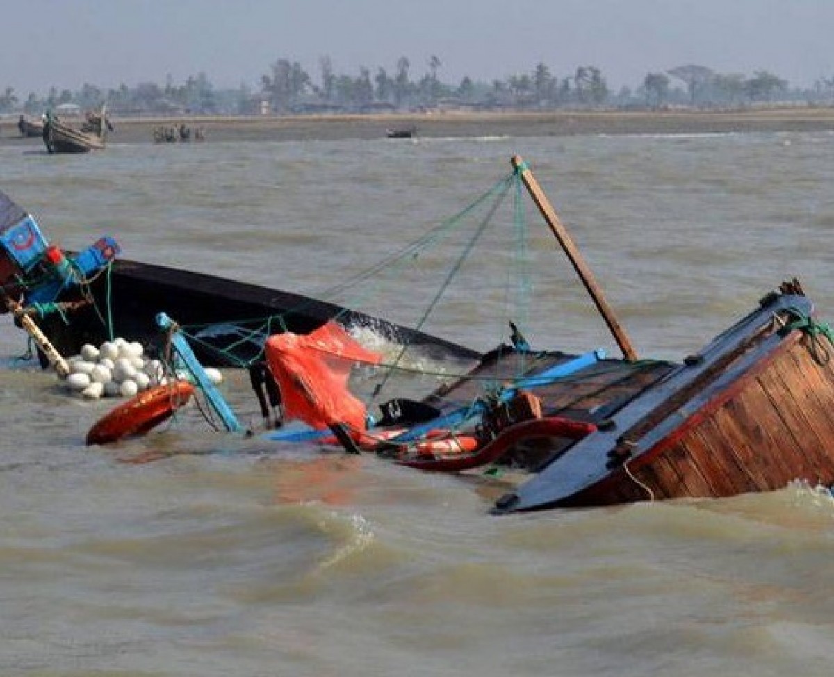 Pak Navy rescue operation continued to find fishermen missing boat