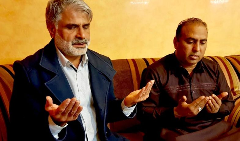 Qari Farooq Ahmed Farooqi, expressing, his, great, condolence, with, ch Rafiq Mundhair, at, death, of, his, Father