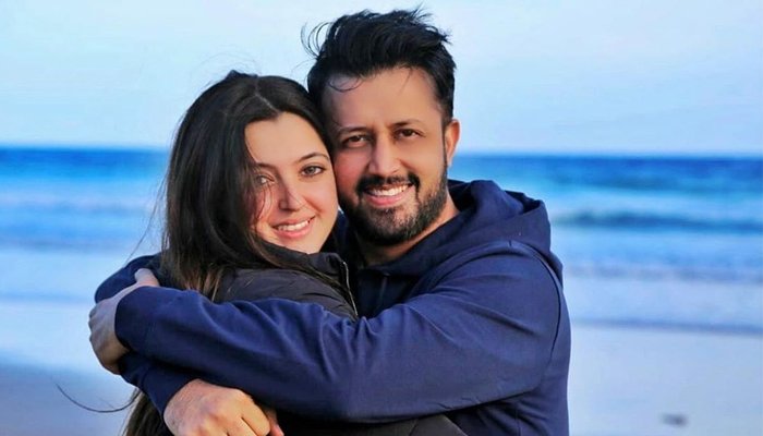عاطف اسلم کی خوبصورت انداز میں اہلیہ کو سالگرہ کی مبارکباد