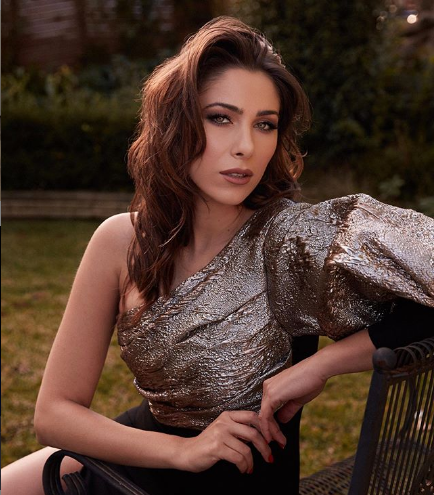 the, lady, dancing, wiht, mahira khan, at, eifel tower, was, lebanian, actress, , and, the, song, was, ilmat al jasim's, an, emirates, singer