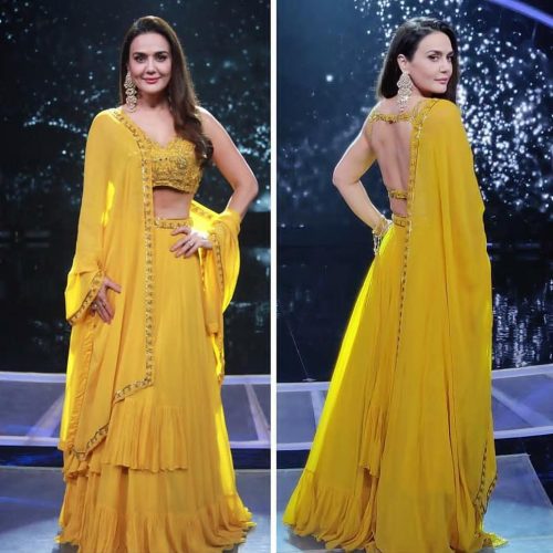 Preeti Zinta, famous, indian, film star, speaking, pushto, with, her, teahcer, at, the, airport, aor, somewhere, in, shopping, mall