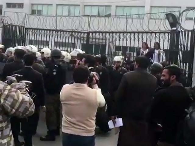 hundereds, of, lawyers, attacked, Cardiology, Hospital, Lahore