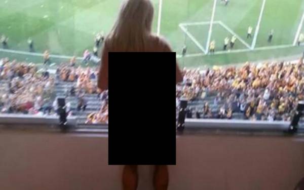 STRIP TEES, CHALLENGE, DURING, A, FOOTBALL, MATHC, IN, AUSTRAILIAN, GROUND, WOME, GOT, NUDE