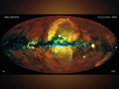 کائنات کی اس پہلی ایکسرے تصویر میں دس لاکھ سے زائد فلکیاتی اجسام ایکسریز خارج کرتے دیکھے جاسکتے ہیں۔ (فوٹو: ای روسیٹا)