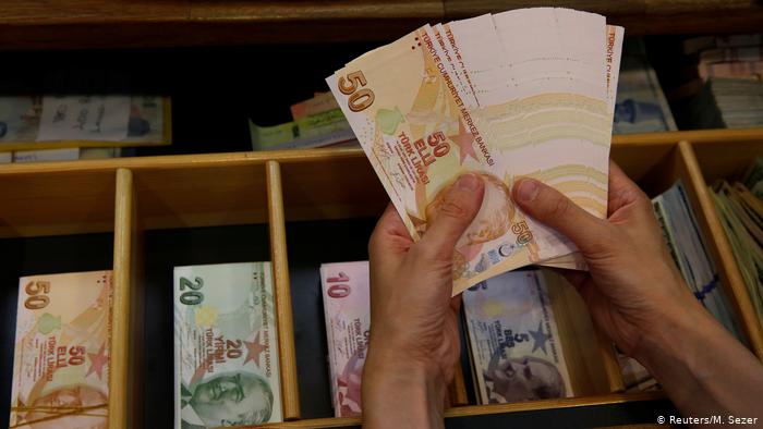 ٹرکش لیرا کی قدر میں ریکارڈ کمی، مرکزی بینک کا گورنر برطرف
