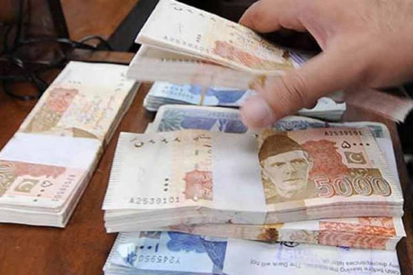 وفاقی قرضوں میں 28 ماہ کے دوران 18 ہزار 832 ارب روپے کا تاریخی اضافہ، یومیہ 22 ارب سے زائد کا بوجھ