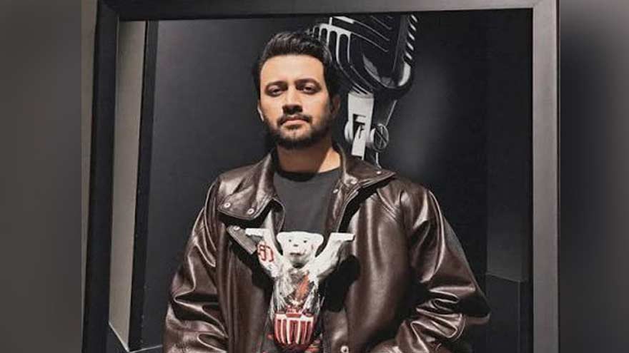 برلن کے اُو بر ایرینا میں سولڈ آؤٹ شو کے بعد عاطف اسلم کو بڈی بیئر اعزاز سے نوازا گیا