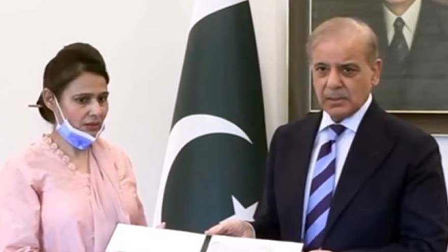 نرس رضیہ نورین کی بہادری کا اعتراف: وزیراعظم کا دس لاکھ روپے انعام اور تمغۂ خدمت کا اعلان