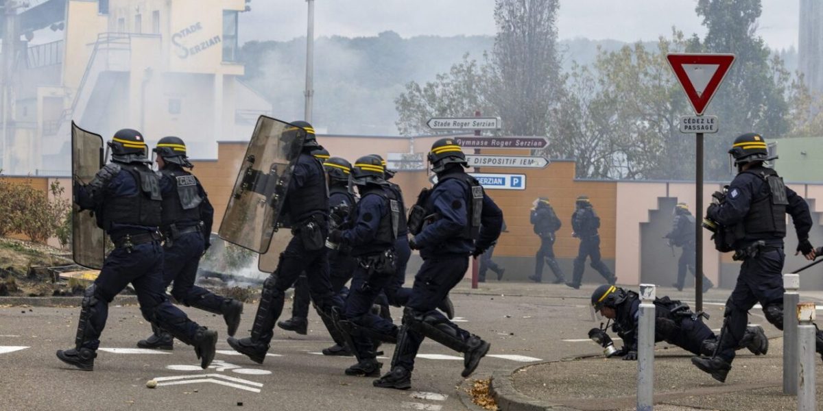 فرانس کے شہر بیلفورٹ میں پولیس افسر پر ہجوم کا حملہ، خودکشی کی کوشش کا مقدمہ درج