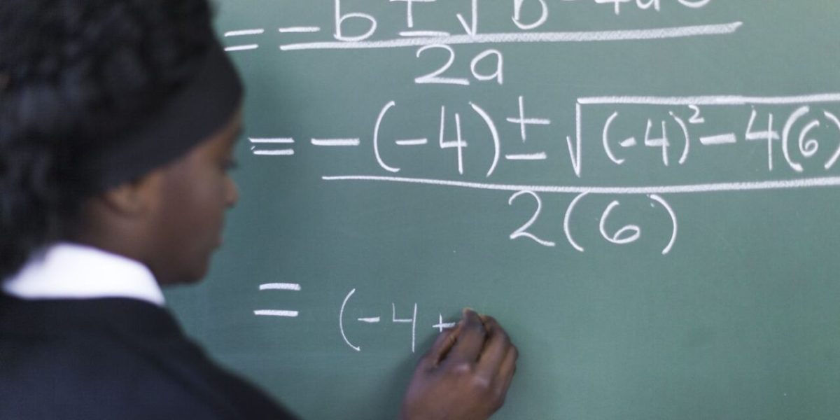 برکینا فاسو نے حسن کے مقابلے ختم کر کے طالبات کے لیے سائنسی مقابلہ شروع کر دیا