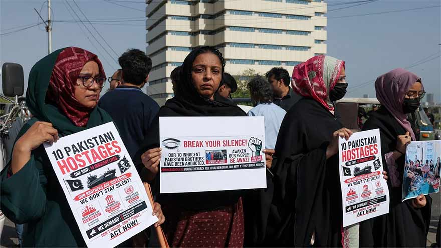 سومالی قزاقوں کی قید سے رہائی پانے والے چار پاکستانی ملاح کراچی واپس پہنچ گئے