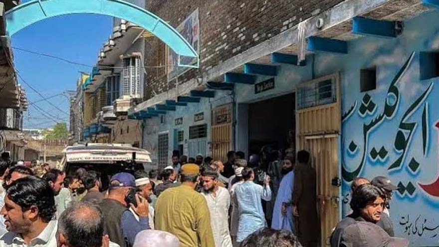 پشاور اسکول سانحہ: چھت گرنے سے 33 بچوں اور ایک استانی کی ہلاکت، یو این وفد کا متاثرہ اسکول کا دورہ