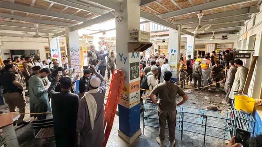 پشاور میں اسکول کی چھت گرنے سے 35 ہلاک، ایک خاندان کے پانچ بچے بھی جان سے گئے