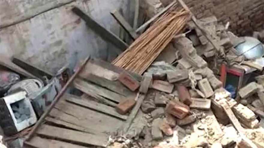 کبیروالا میں خستہ حال مکان کی چھت گرنے سے بچہ جاں بحق، ماں اور چار بچے زخمی