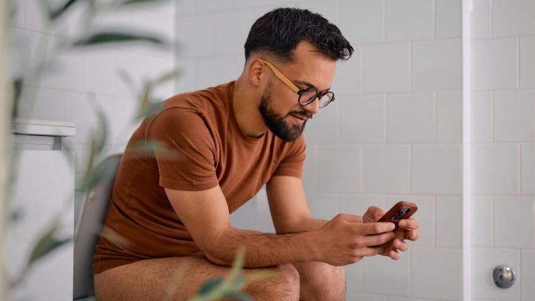 کیا مرد واقعی بیت الخلا میں ضرورت سے زیادہ وقت گزارتے ہیں؟