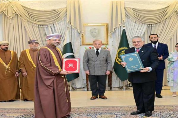 پاکستان اور عمان کے درمیان چھ معاہدوں پر دستخط، متعدد شعبوں میں تعاون بڑھانے کا فیصلہ