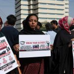 سومالی قزاقوں کی قید سے رہائی پانے والے چار پاکستانی ملاح کراچی واپس پہنچ گئے