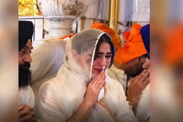 امرتسر کے گولڈن ٹیمپل میں سارہ علی خان کی زیارت کا جذباتی لمحہ وائرل
